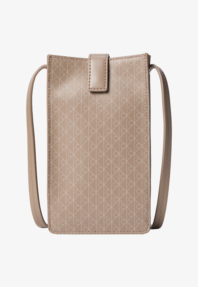 Beige Umhängetasche mit dezentem geometrischem Muster, rechteckiger Form, langem Riemen und vorderer Lasche als Verschluss.