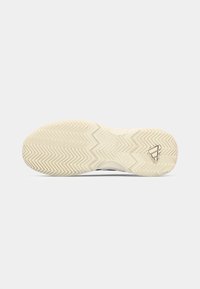 Sohle eines Sneakers mit Fischgrätenprofil, cremefarbener Farbe, aus Gummi gefertigt und mit Logodetail nahe der Ferse.