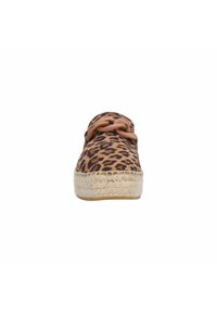 Espadrille met luipaardprint, voorzien van een geweven jute zool, een ronde vorm en een bruine rubberen accent op de bovenzijde. Vlak en casual ontwerp.
