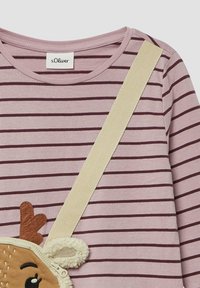 Langärmliges Oberteil mit pinken und dunkelroten Streifen, das eine mit einem Reißverschluss versehene Tasche in Form eines Rehs mit flauschigen Akzenten und einem beigen Riemen hat.