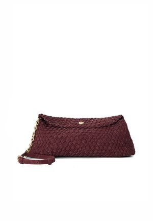 Bolso de mano en rojo oscuro con textura tejida, cierre de solapa y correa de cuero con cadena desmontable, colocado sobre un fondo blanco.