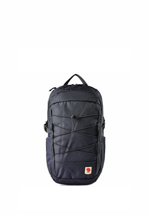 Sac à dos Fjällräven noir avec cordon élastique à l'avant, poches latérales, poignée supérieure et écusson logo rectangulaire au centre en bas.