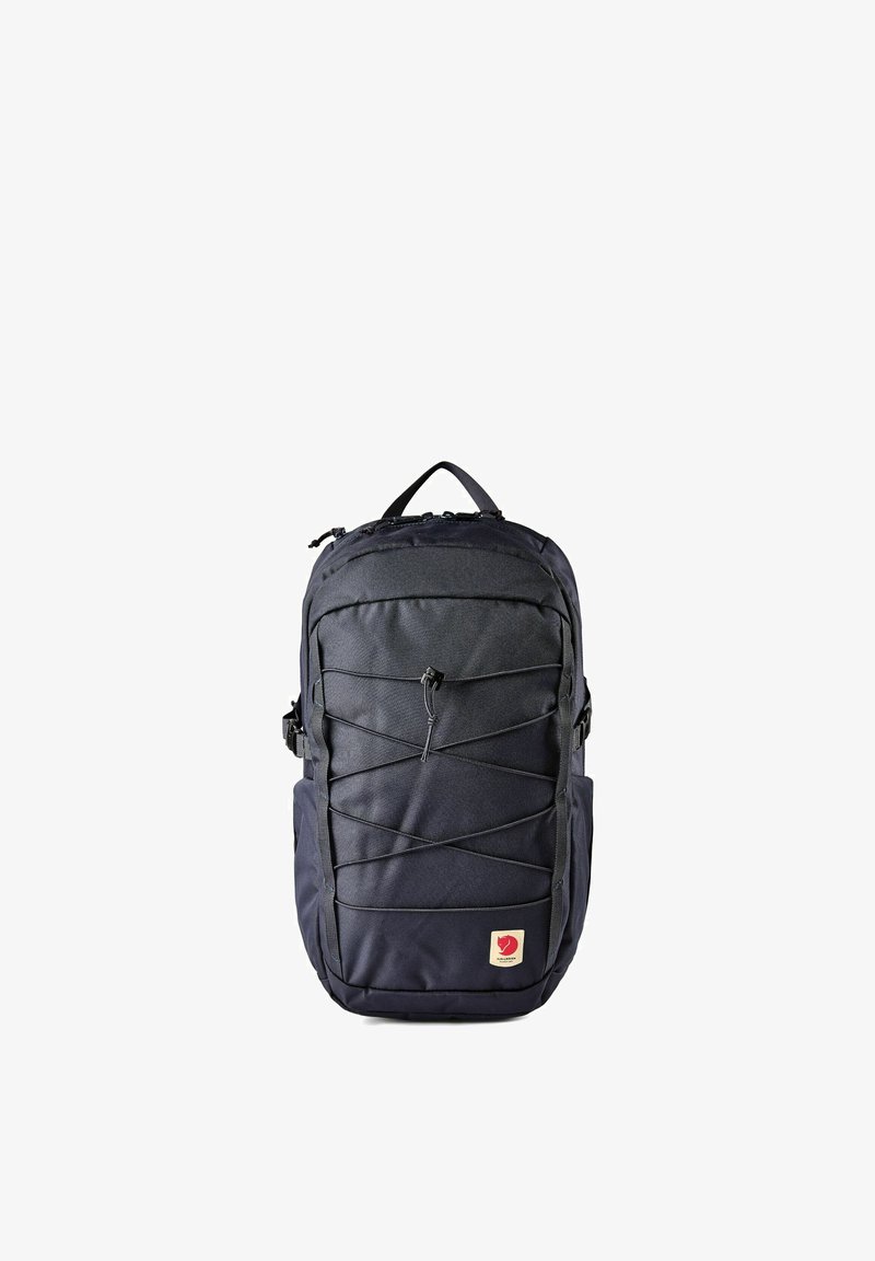 Sac à dos Fjällräven noir avec cordon élastique à l'avant, poches latérales, poignée supérieure et écusson logo rectangulaire au centre en bas.
