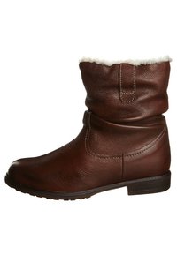 Bottine en cuir marron avec doublure douce en polaire blanche, semelle plate et design supérieur légèrement froissé.