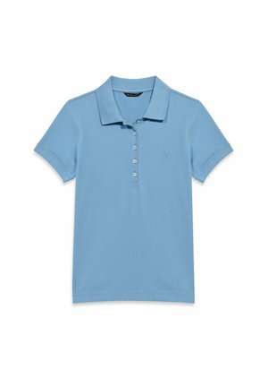 Polo bleu clair à manches courtes avec col, quatre boutons blancs et un petit logo brodé sur la poitrine gauche.