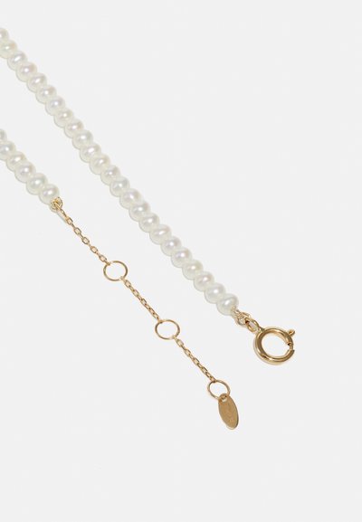 Pērļu kaklarota ar zelta omāru aizdari, kurai ir maiga zelta ķēdes pagarinājums ar apaļiem saišu un mazu birku regulēšanai.