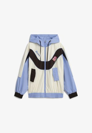 Lichtblauwe en crèmekleurige capuchonjas met een zwart chevronontwerp, geborduurde roos, de tekst "blossom", steekzakken aan de voorkant en elastische manchetten en zoom.