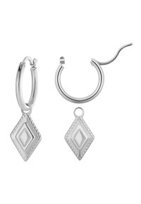 Orecchini a cerchio in argento con un pendente a forma di diamante caratterizzato da un motivo testurizzato e un centro liscio. Il design include un piccolo anello per il fissaggio.