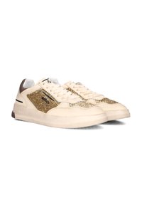Beige sneakers met gouden glitteraccenten, gestructureerde suede panelen en een witte rubberen zool. Voorzien van platte veters en een logo detail aan de achterkant.