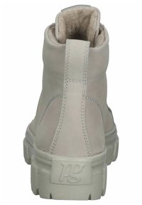 Bottine gris clair avec extérieur en cuir lisse, doublure texturée, languette arrière pour enfiler et semelle épaisse en caoutchouc avec logo embossé.