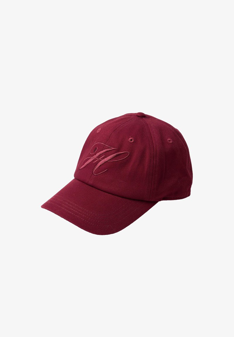 Bordeaux kleurige baseballcap met een voorgevormde rand, textuurstof en een geborduurd logo op de voorkant. Zes ventilatie-oogjes op de kroon.