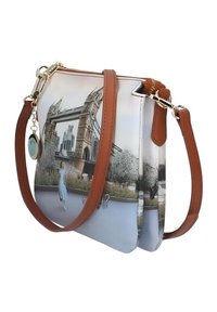 Borsa multicolore con una stampa dello skyline di Londra, con una texture lucida e una tracolla e dettagli in ecopelle marrone.