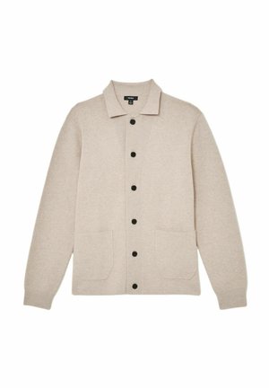 Beige cardigan lavet af blødt materiale med krave, lukning foran med knapper og to forlommer med sorte knapper.