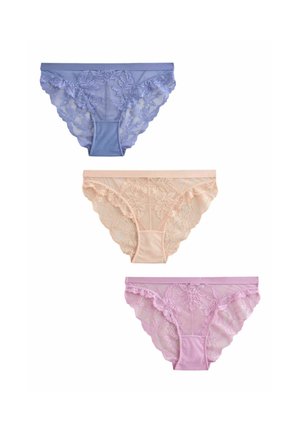 Drie kanten damesondergoed in blauw, beige en roze, verticaal gerangschikt op een witte achtergrond.