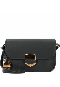 Czarna skórzana torebka crossbody z metalicznym akcentem w złotym kolorze, klapą zamykaną na zatrzask oraz odpinanym paskiem. Posiada okrąły charms z logo przymocowany do torebki.