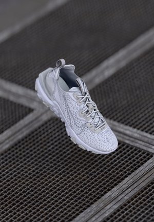 Nike Sportswear NIKE REACT V2 - Sneakers laag - white/light smoke grey