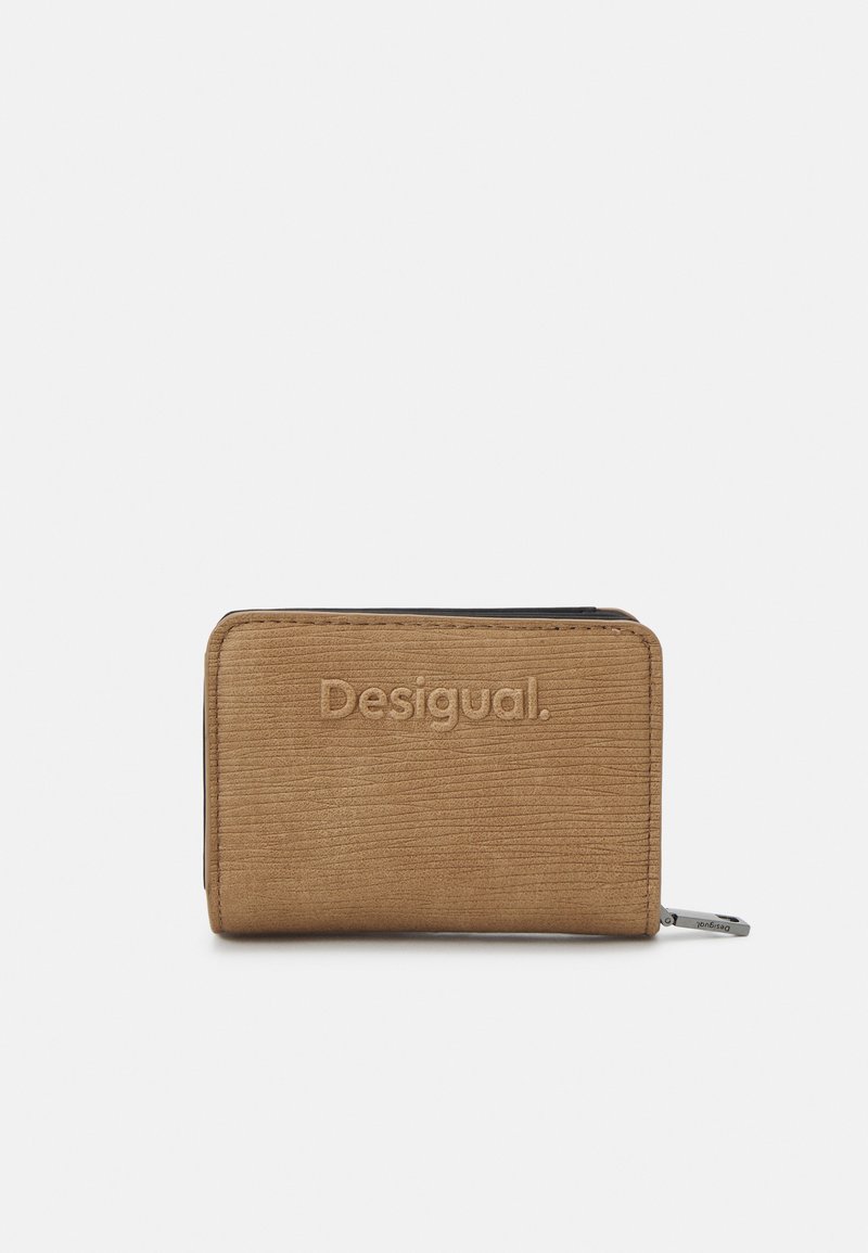 Braune Stoffbörse mit gerippter Textur, geprägtem "Desigual"-Logo auf der Vorderseite und einem silbernen Reißverschluss zum Schließen. Kompaktes Design.