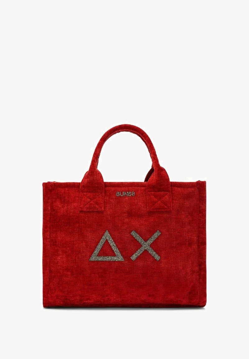 Borsa a tracolla rossa in tessuto con due manici corti. Presenta grafiche in glitter metallico di un triangolo e una "X" sul davanti. Superficie testurizzata.