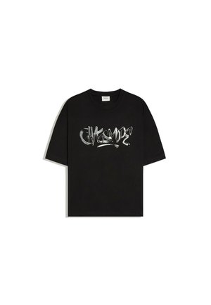 T-shirt nera a manica corta con scollo rotondo e testo bianco in stile graffiti al centro sul davanti.