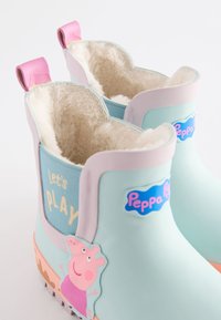 Bottes en caoutchouc bleues et roses pour enfants avec une doublure en peluche, texte "Let's Play" et un détail du personnage Peppa Pig sur le côté.