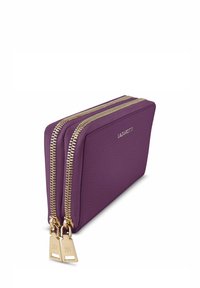 Portafoglio in pelle viola con due cerniere dorate, caratterizzato da una superficie testurizzata e un logo stampato in rilievo sulla parte frontale.
