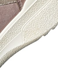 Calzado con parte superior de ante beige texturizado, suela de goma blanca contrastante y un patrón distintivo en la superficie de la suela.