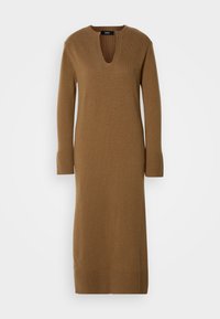 Abito midi in maglia marrone con scollatura a barca e maniche lunghe. Presenta polsini e orlo a costine per un tocco di texture e una vestibilità rilassata.