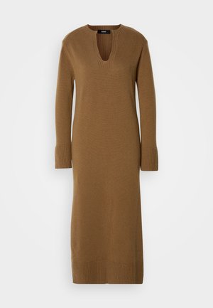 Vestido midi de punto en marrón con escote redondo y mangas largas. Cuenta con puños y dobladillo acanalados para añadir textura y un corte relajado.