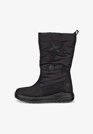 Høje sorte vandtætte støvler med en struktureret overdel, der har tre syede læderstjerner i forskellige størrelser og en gummisål til godt fodfæste.