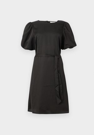 Černé šaty ke kolenům s nabíranými rukávy a odpovídajícím páskem v pase, vystavené na jednoduchém světlém pozadí.