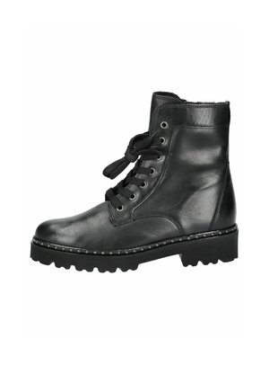 Bottines en cuir noir avec bout rond, lacées à l'avant, 6 œillets, et accents cloutés le long de la semelle épaisse. Tige texturée avec finition lisse.