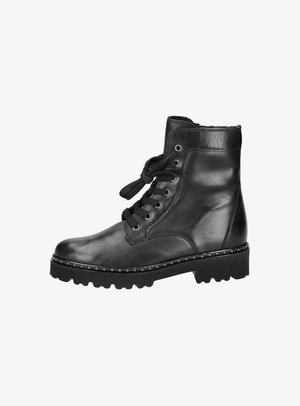 Bottines en cuir noir avec bout rond, lacées à l'avant, 6 œillets, et accents cloutés le long de la semelle épaisse. Tige texturée avec finition lisse.