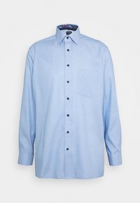 Camicia da uomo a maniche lunghe di colore blu chiaro con bottone frontale, bottoni scuri, taschino sul petto e dettaglio floreale all'interno del colletto.