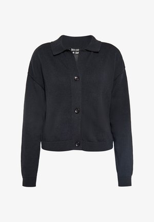 Zwarte, geribbelde gebreide cardigan met een kraaghalslijn, uitgerust met vier knoopsluitingen en lange mouwen. Zachte textuur, cropped fit.