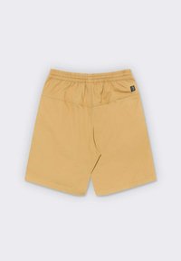 Pantalones cortos beige con una cinturilla elástica, que presentan un pequeño logo en la parte posterior. Confeccionados en una tela suave con un diseño liso.