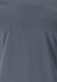 Marinblå bomullstyg med en jämn textur, med en subtil lyster och veck, som visar en enkel och odekorerad design.