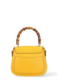Borsa a mano in pelle gialla con una forma strutturata, manico in bambù e una tasca anteriore. Presenta dettagli cuciti e una chiusura a patta.