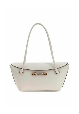 Sac bandoulière blanc en forme de trapèze avec de longues bretelles fines et une plaque logo "GUESS" dorée au centre avant.