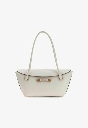 Sac bandoulière blanc en forme de trapèze avec de longues bretelles fines et une plaque logo "GUESS" dorée au centre avant.
