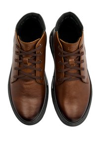 Brązowe skórzane buty z okrągłym czubkiem, teksturowaną powierzchnią i czarną gumową podeszwą. Sznurowana konstrukcja z sześcioma metalowymi oczkami.