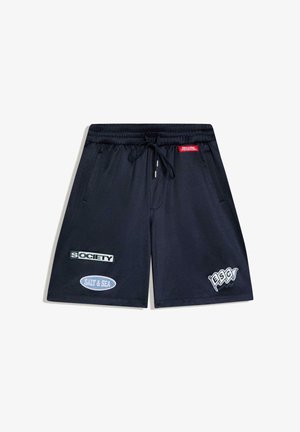 Fekete zsinóros rövidnadrág oldal zsebekkel, melyeken foltok láthatók "SOCIETY", "SALT & SEA" és "ESC" felirattal, valamint egy kis piros címke a derékrész közelében.