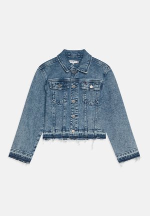 Izgriezta džinsu jaka gaiši zila ar izbalējušu dizainu, ar divām krūšu kabatām, sudraba pogām un saplēstiem malām apakšmalā un piedurknēm.