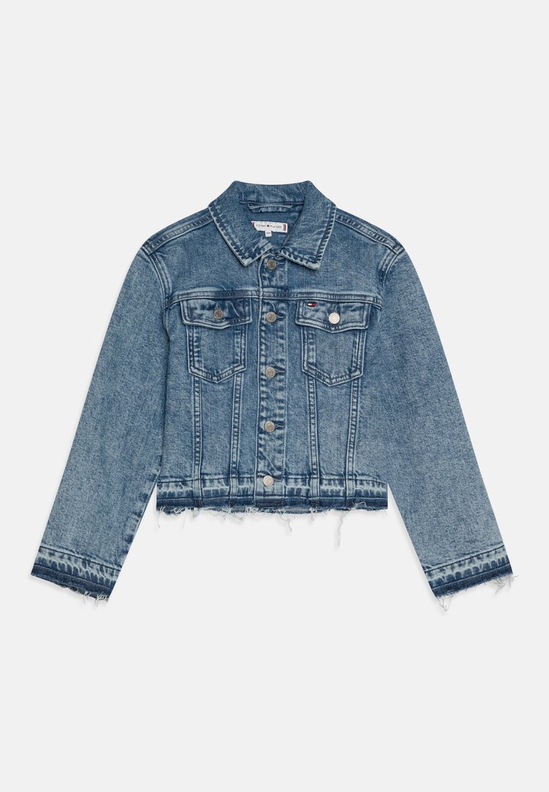 Kort denimjacka i ljusblått med en urblekt design, med två bröstfickor, silverfärgade knappar och fransade kanter på nederkant och ärmar.