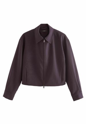 Kurzjacke aus dunkelviolettem Stoff, mit spitzem Kragen, vollem Reißverschluss auf der Vorderseite und langen Ärmeln mit knöpfbaren Manschetten.