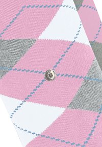 Getextureerde sokken met een roze, witte en grijze ruitpatroon. Een zilveren logo-knop is zichtbaar nabij het midden.
