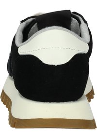 Schwarze Wildleder- und weiße Leder-Sneaker mit einem strukturierten hinteren Einsatz und einer Gummisohle. Verfügt über einen gepolsterten Kragen für zusätzlichen Komfort.