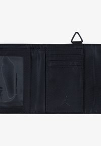 Svart nylonlommebok med flere kortlommer, et transparent ID-vindu og et preget logo. Glatt tekstur med en kompakt, rektangulær form.