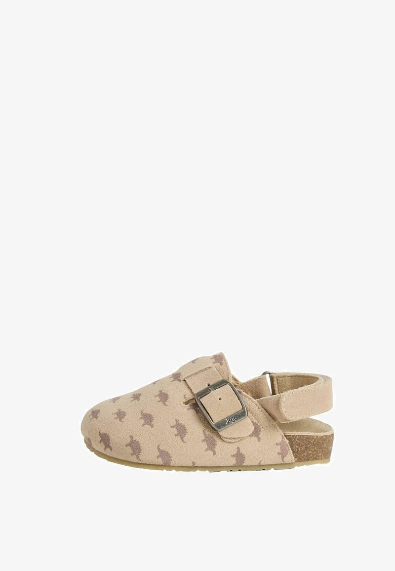 Zuecos de ante beige con una superficie texturizada, que presentan un patrón animal repetido, hebilla metálica ajustable y suela de corcho.