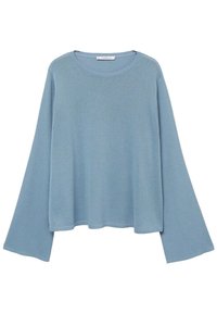Jasnoniebieski sweter dziany z okrągłym dekoltem, długimi rozkloszowanymi rękawami i luźnym krojem. Materiał ma miękką fakturę z prążkowanymi akcentami.