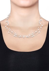 Silberne Mehrstrangkette mit kleinen, runden Perlen, die gleichmäßig auf dünnen Drähten verteilt sind und elegant um den Hals liegen.